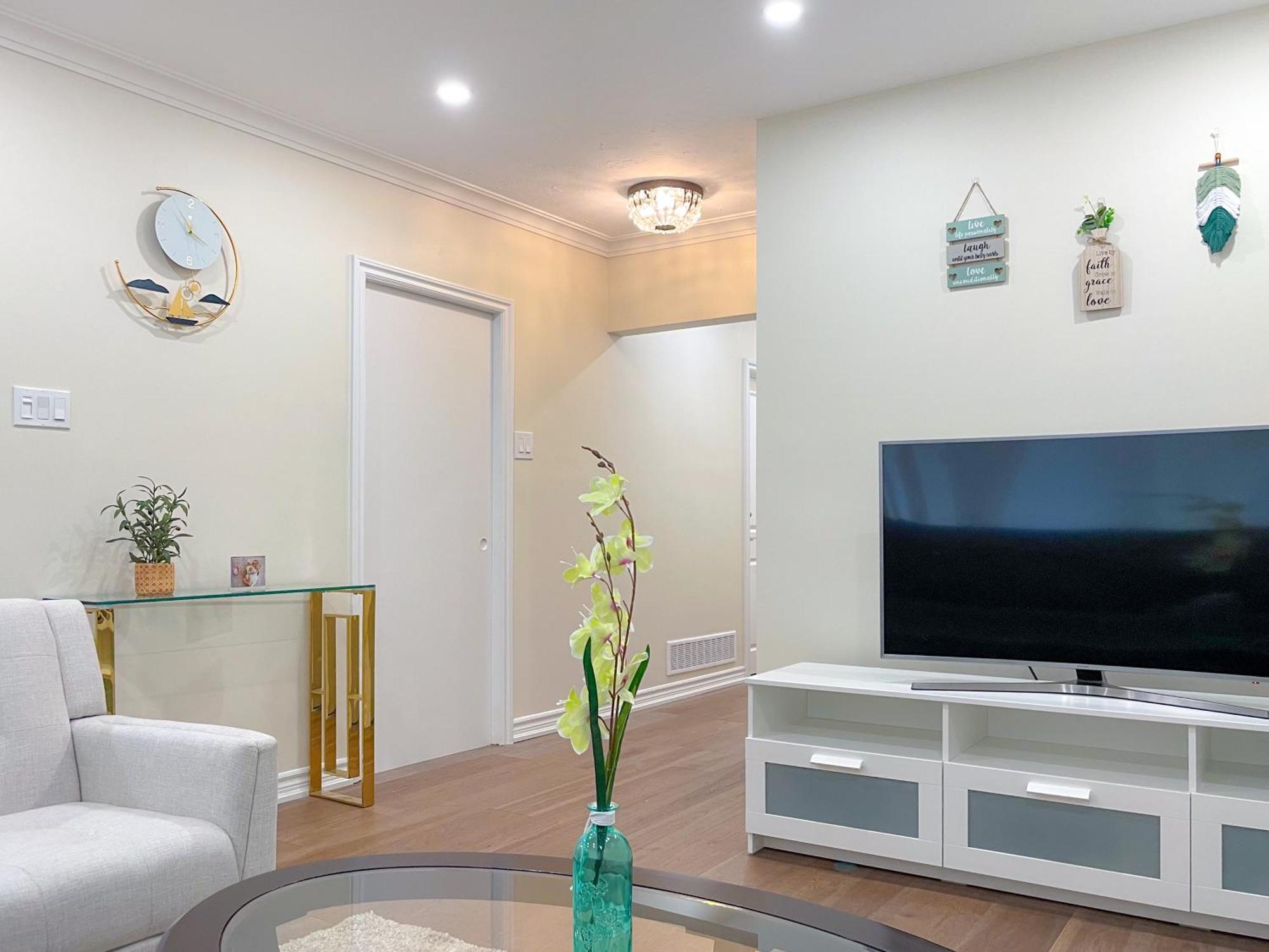 Newly-Renovated 3Br House, 12 Minutes To Airport Apartment Toronto Bagian luar foto