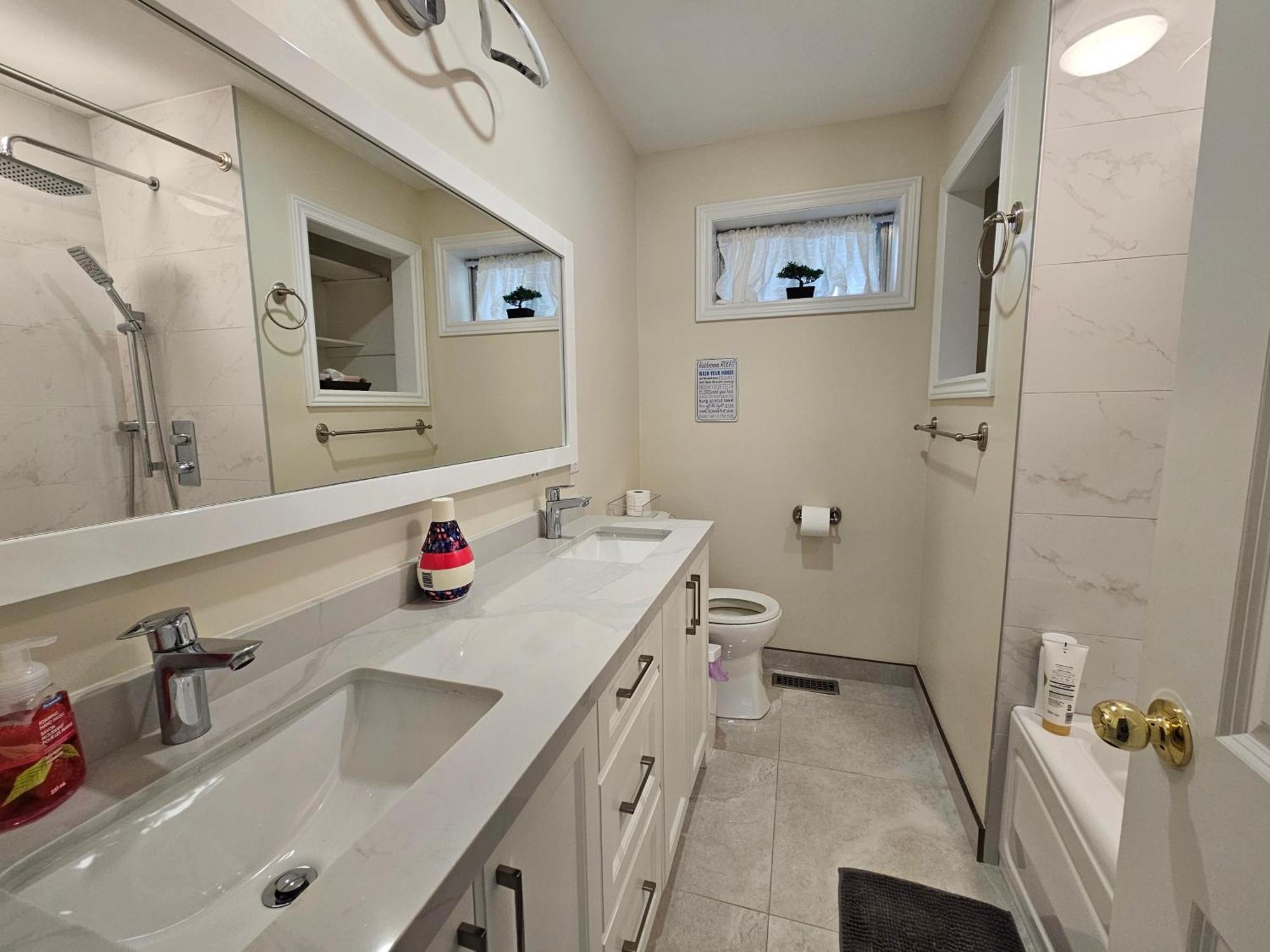 Newly-Renovated 3Br House, 12 Minutes To Airport Apartment Toronto Bagian luar foto