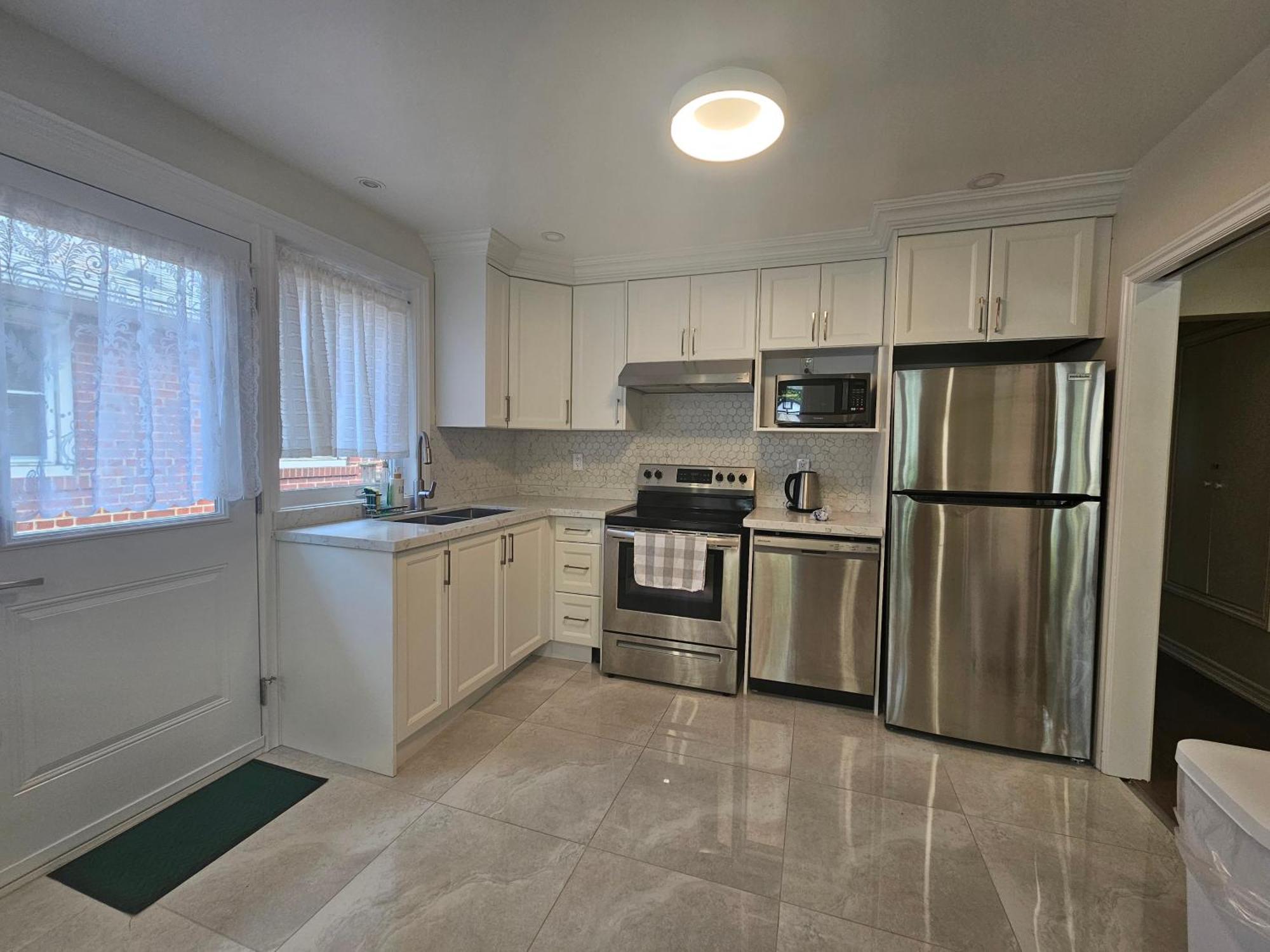 Newly-Renovated 3Br House, 12 Minutes To Airport Apartment Toronto Bagian luar foto