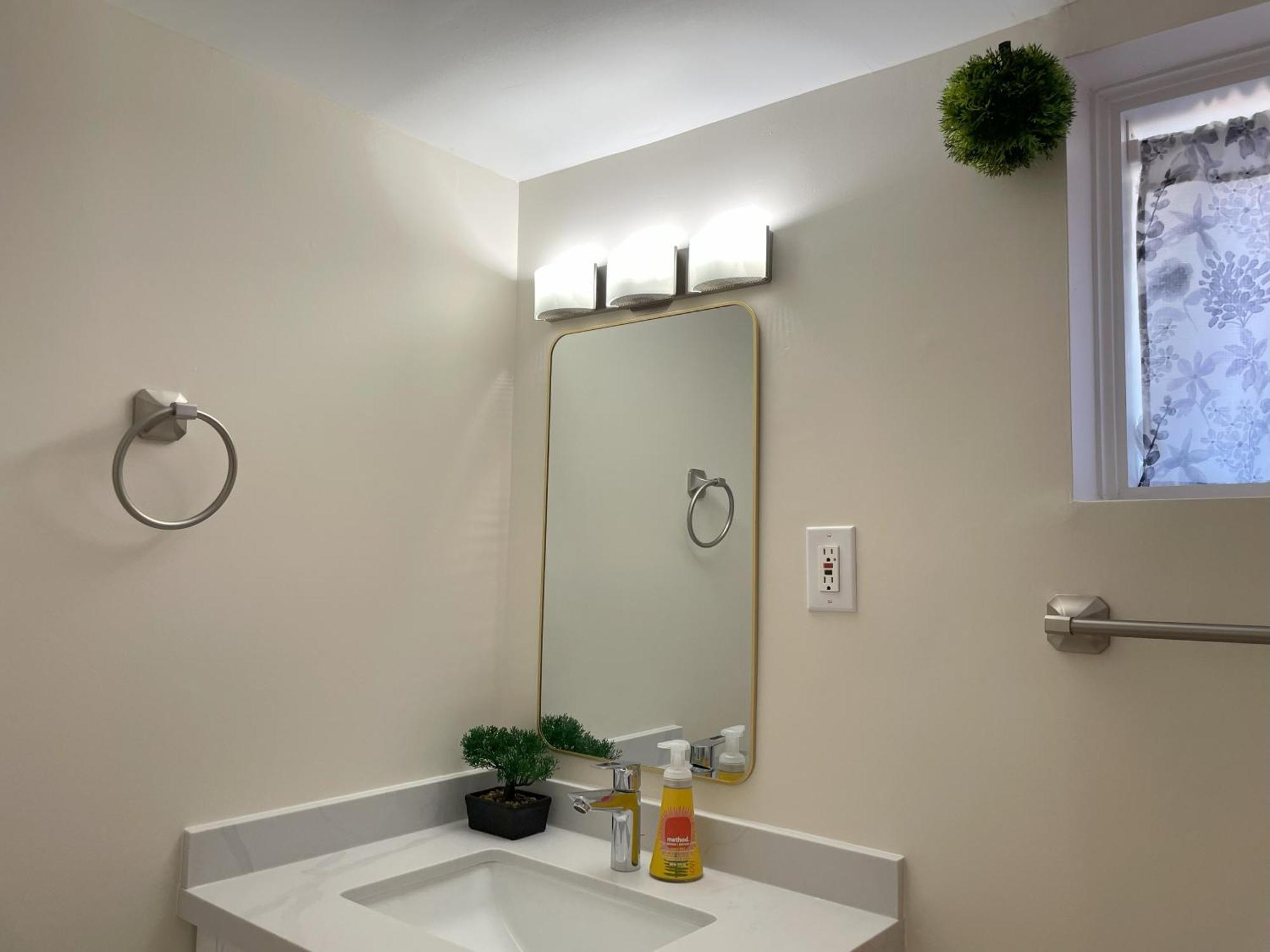 Newly-Renovated 3Br House, 12 Minutes To Airport Apartment Toronto Bagian luar foto