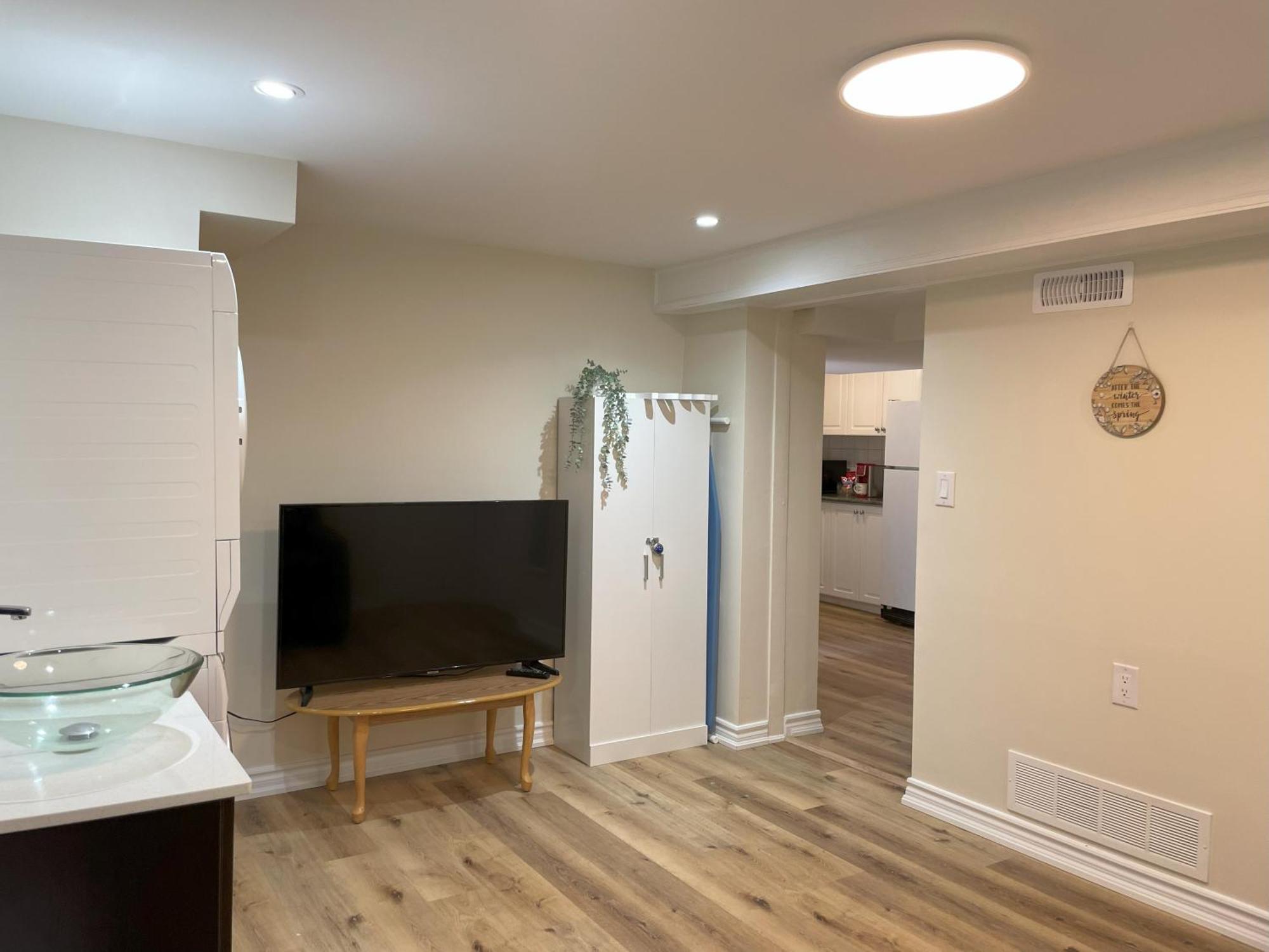 Newly-Renovated 3Br House, 12 Minutes To Airport Apartment Toronto Bagian luar foto