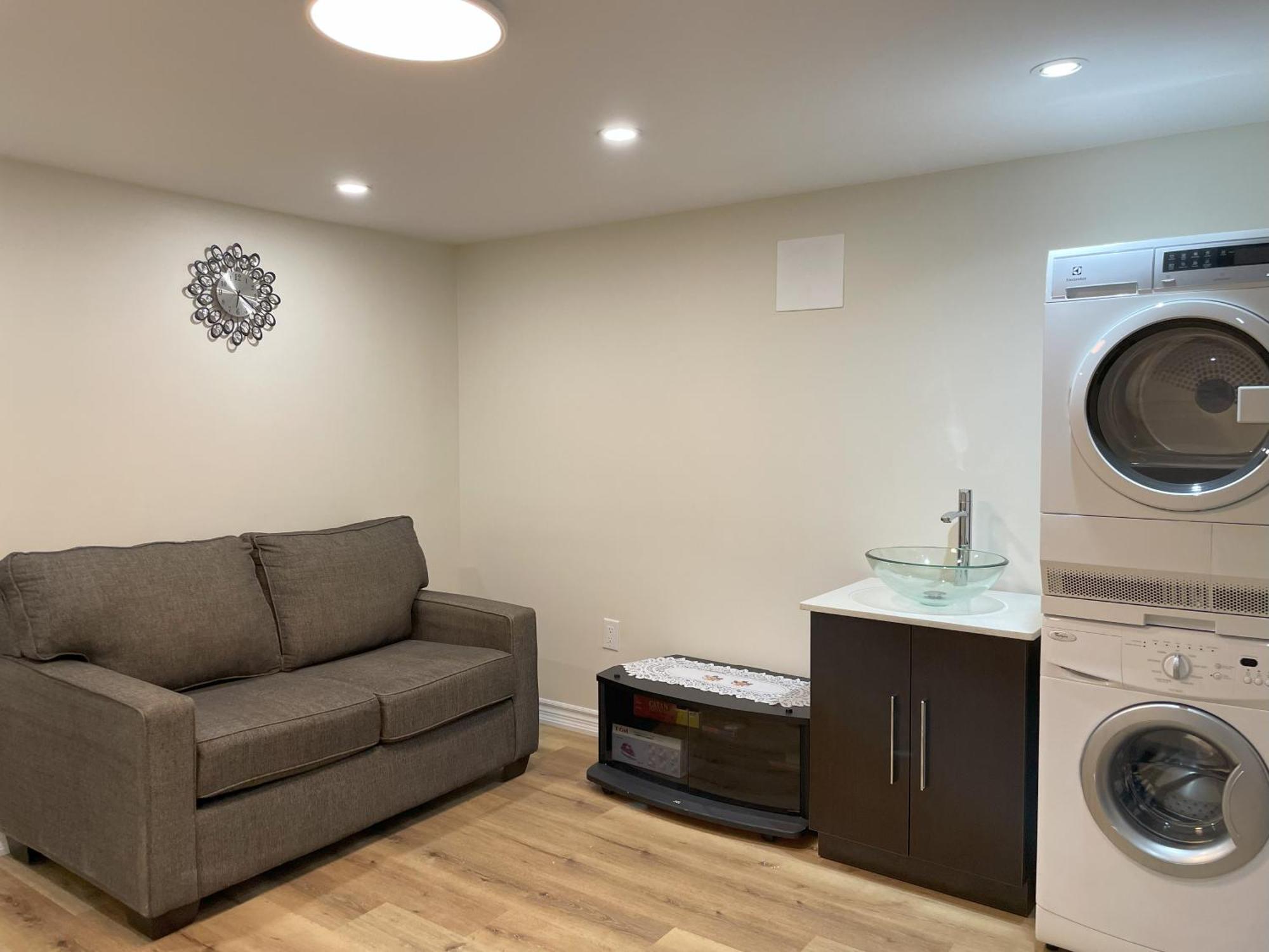 Newly-Renovated 3Br House, 12 Minutes To Airport Apartment Toronto Bagian luar foto
