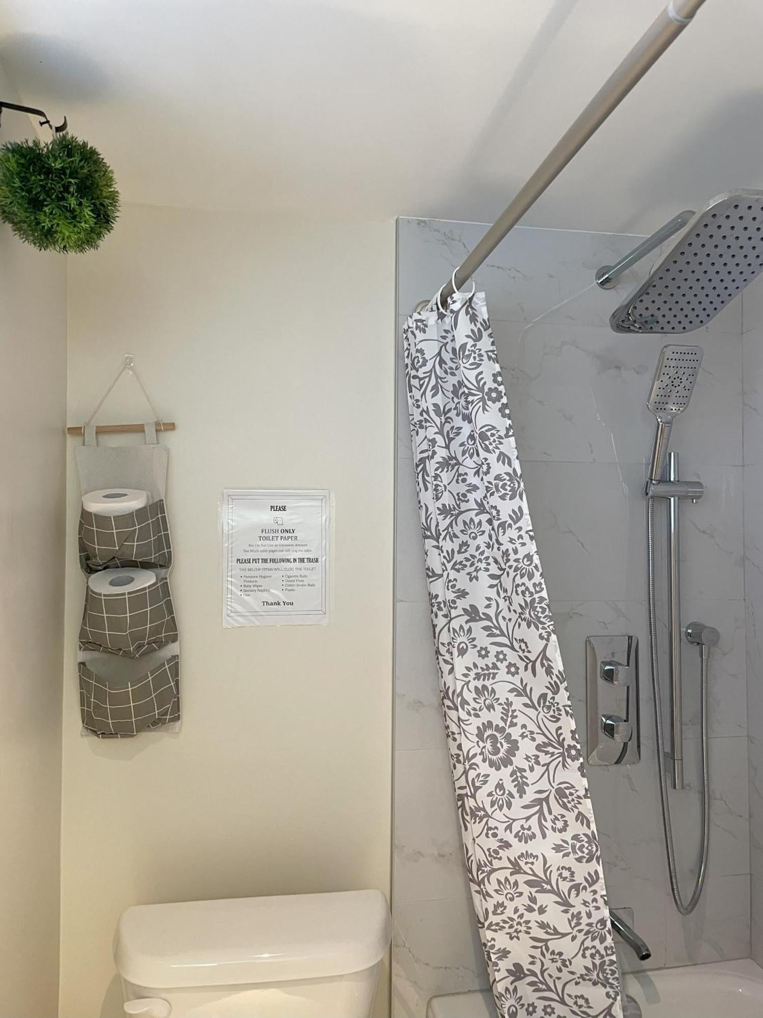 Newly-Renovated 3Br House, 12 Minutes To Airport Apartment Toronto Bagian luar foto
